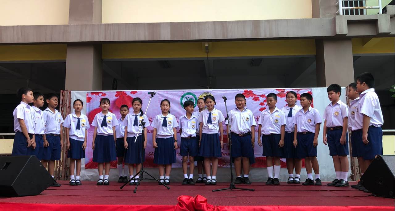 学生演唱中文歌曲